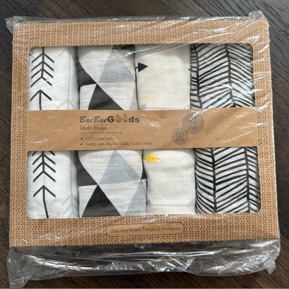 NWT Pack of 4-Muslin Swaddle Blankets-Black Gray Arrows, Triangles & Herringbone